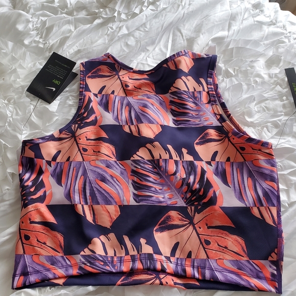 Nike Women's Fast Dri-FIT Printed Tank Top

SIZE L - Picture 4 of 4